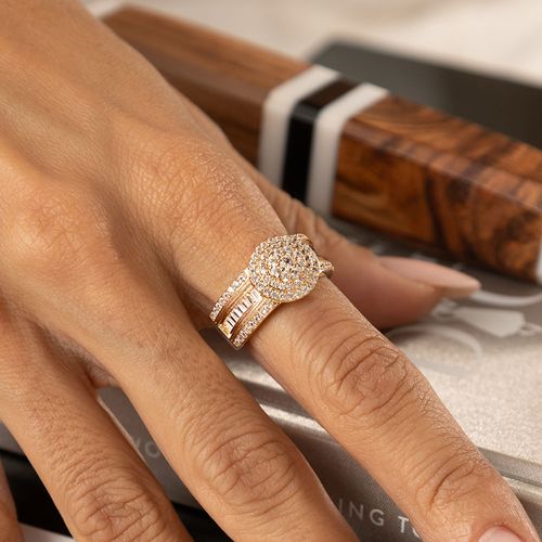 Anel Redondo Cravejado com Zircônias Brancas - Banho de Ouro 18k