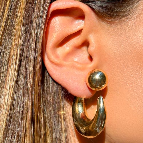 BRINCO FOLHEADO LISO ARGOLA MEIA LUA COM TARRAXA DE ESFERA