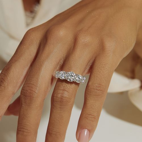 Anel Meia Aliança Moissanite 7mm - 1,2ct (120 Pontos) / 6mm 0,8ct (80 pontos) / 5mm 0,5ct (50 pontos) - D VVS1 - Prata 925