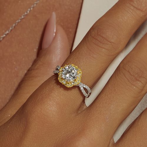 Anel Moissanite Lapidação Brilhante de 7mm 1,2 CT - D 120 Pontos VVS1 e Zircônias Fancy Yellow - Prata 925