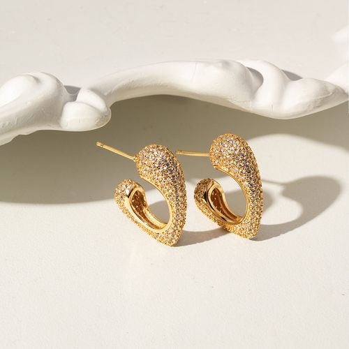 Brinco Meia Argola Coração com Zircônias Brancas - Banho de Ouro 18k