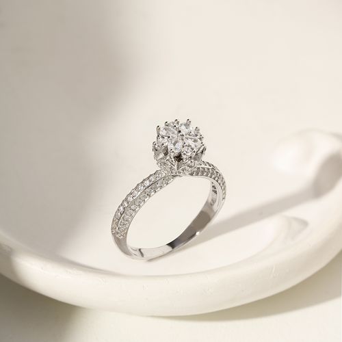 Anel Solitário Florzinha Cravejada com Zircônias Brancas - Prata 925