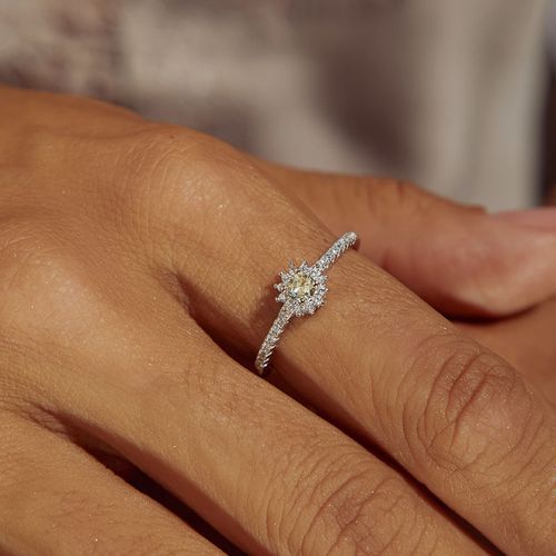 Anel Solitário Redondinho com Zircônia Fancy Yellow e Zircônias Brancas - Prata 925
