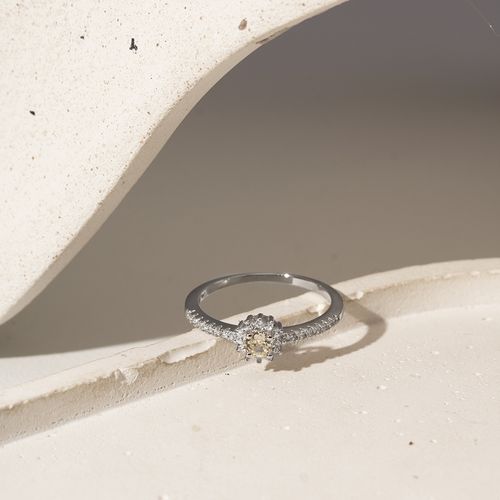 Anel Solitário Redondinho com Zircônia Fancy Yellow e Zircônias Brancas - Prata 925