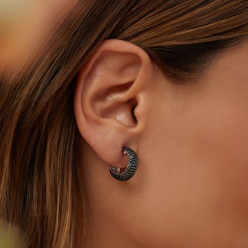 Brinco Argola 7 Linhas Cravejadas com Zircônias Negras - Banho de Ródio Branco