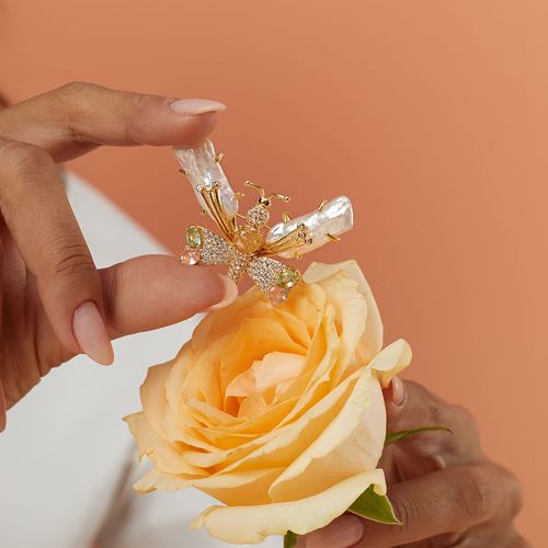 Broche Bug Butterfly com Pérola Barroca, Zircônias Peridoto e Zircônias Champagne - Banho de Ouro 18k