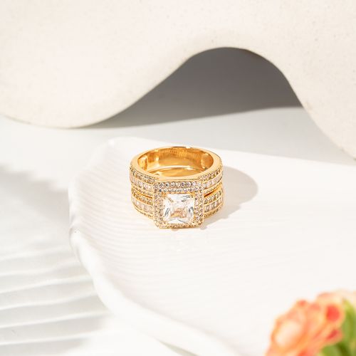 Anel Solitário Cravejado Quadrado 7x7 e Aparador com Zircônias Brancas - Banho de Ouro 18k