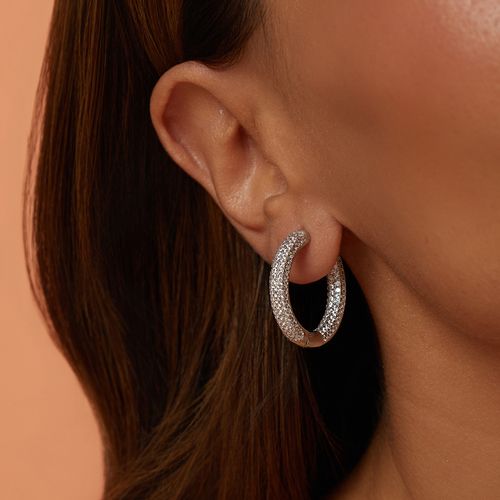 Brinco Argola Inteira Cravejada com Zircônias Brancas - Banho de Ródio Branco