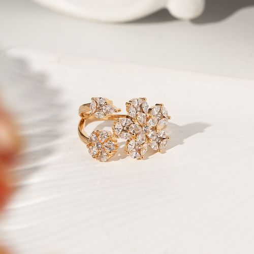 Anel Flor com Zircônias Brancas - Banho de Ouro 18k