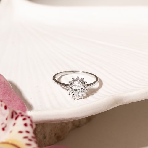 Anel Oval 7x5 com Zircônia Ice Cut Diamond e Zircônias Brancas - Prata 925